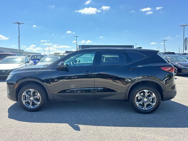 Used 2025 Chevrolet Blazer LT FWD image 2