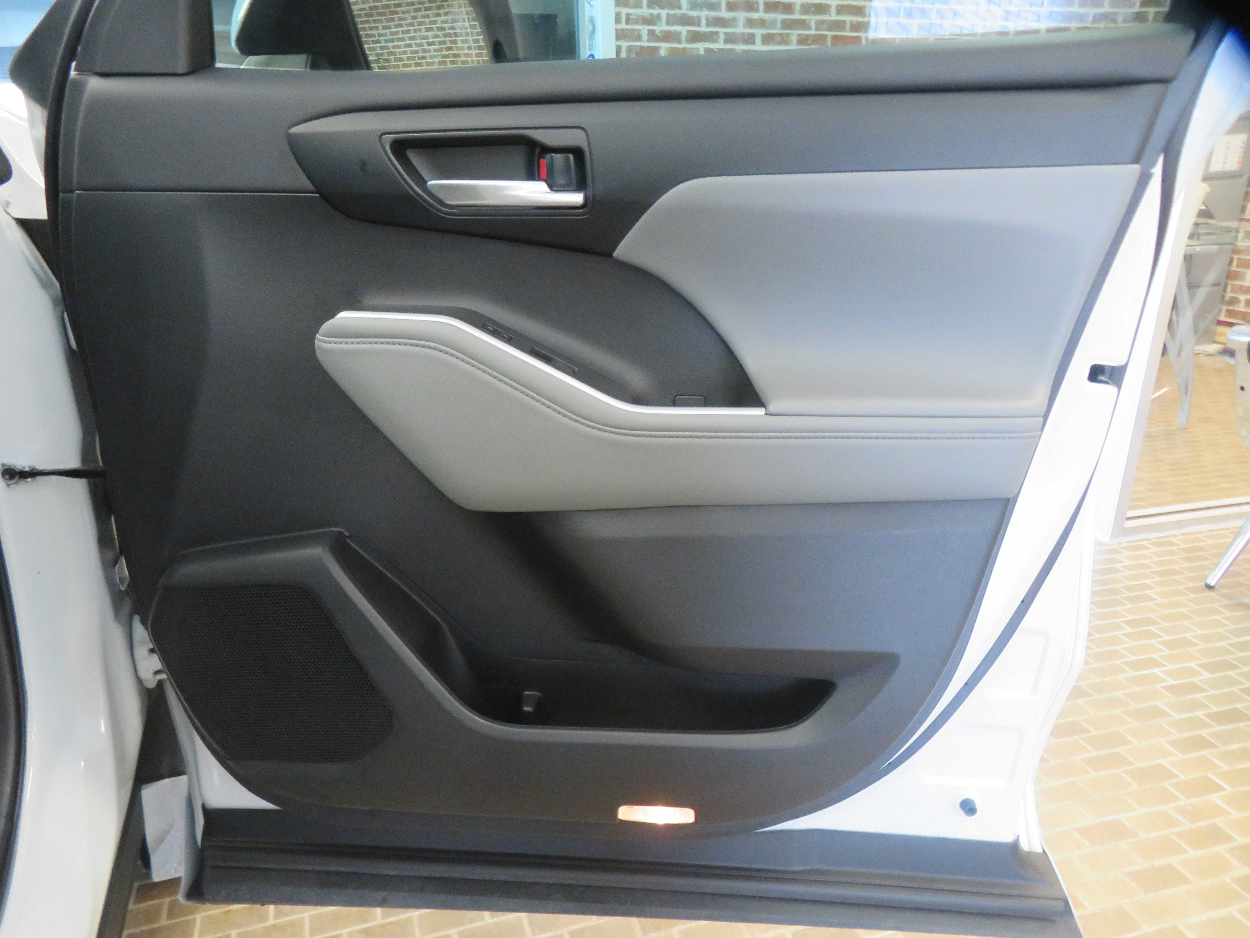 Used 2023 Toyota Highlander XLE FWD image 28