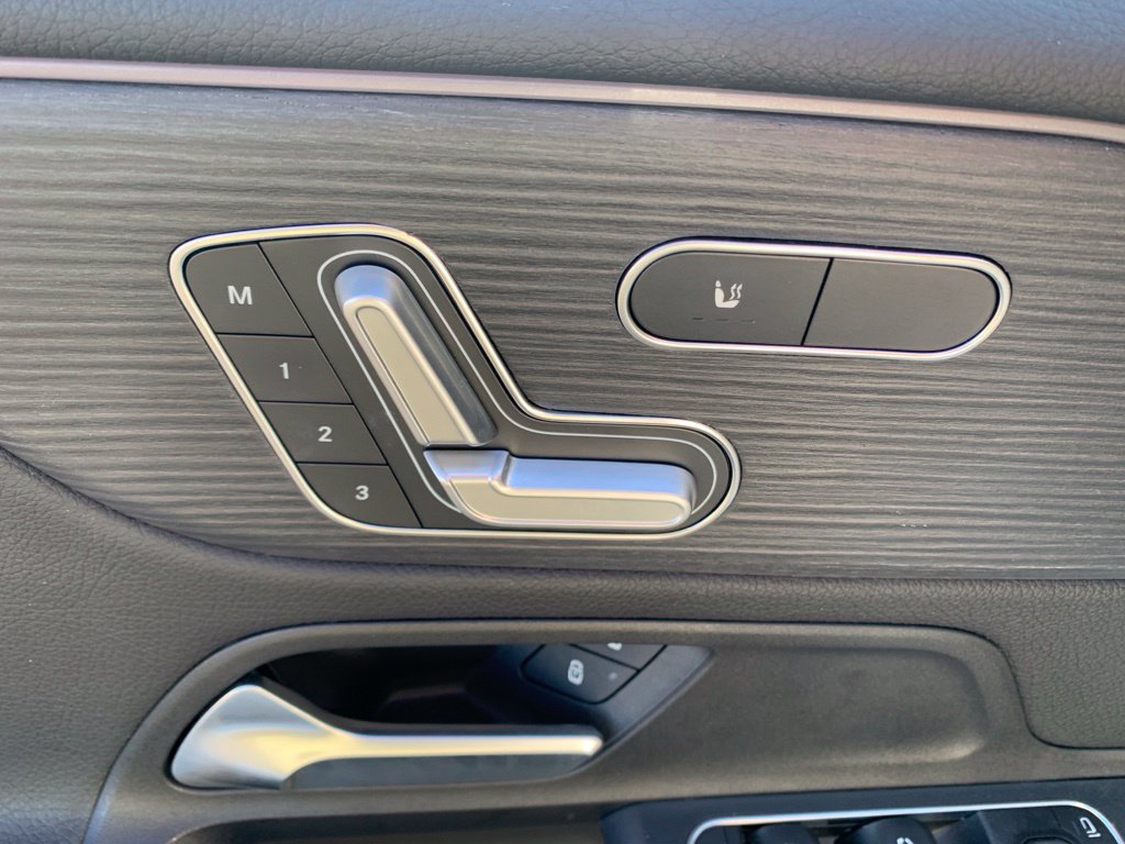 Used 2023 Mercedes-Benz GLB 250 4MATIC image 39