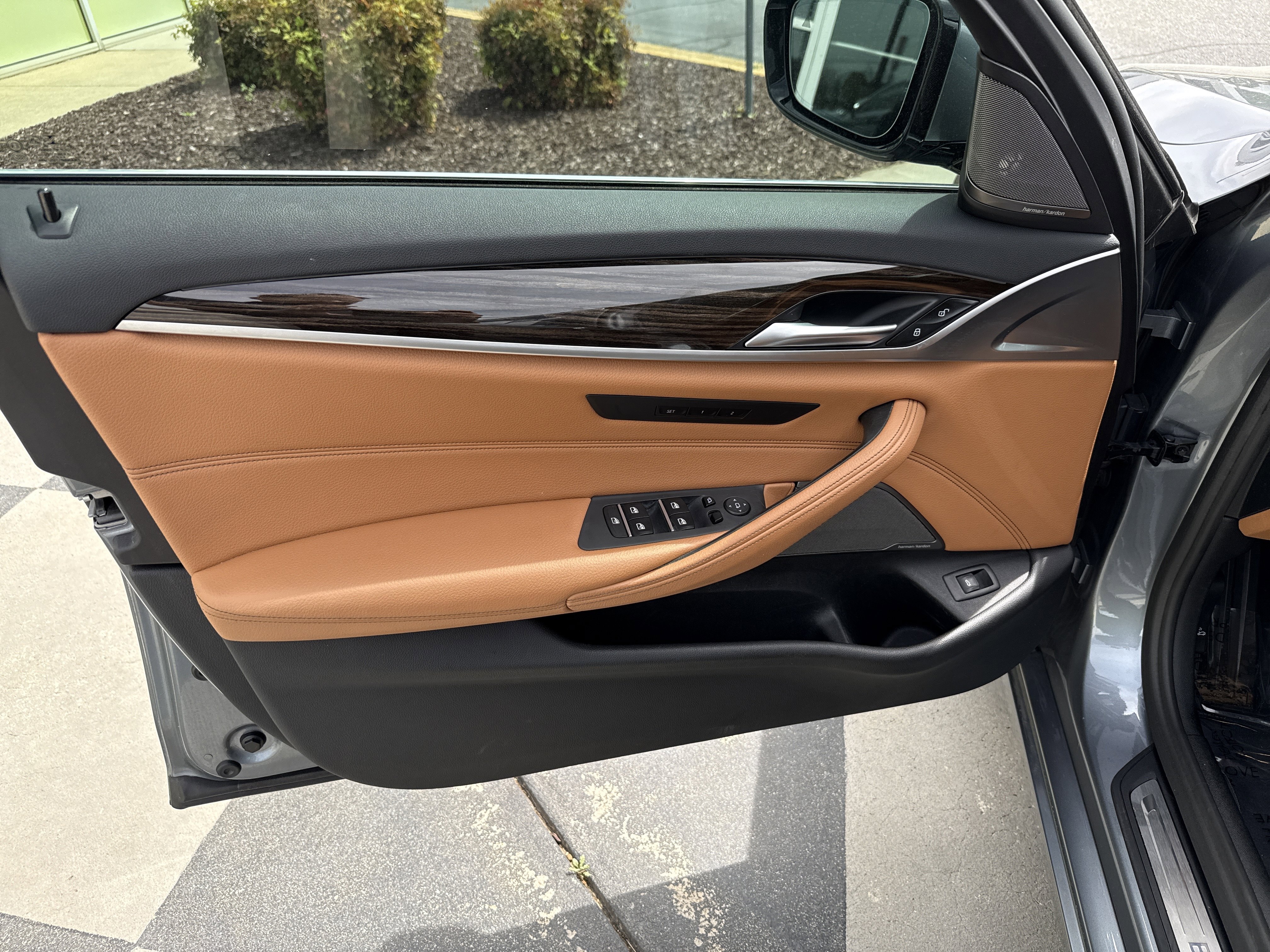 Used 2021 BMW 540i w/ Premium Package image 14