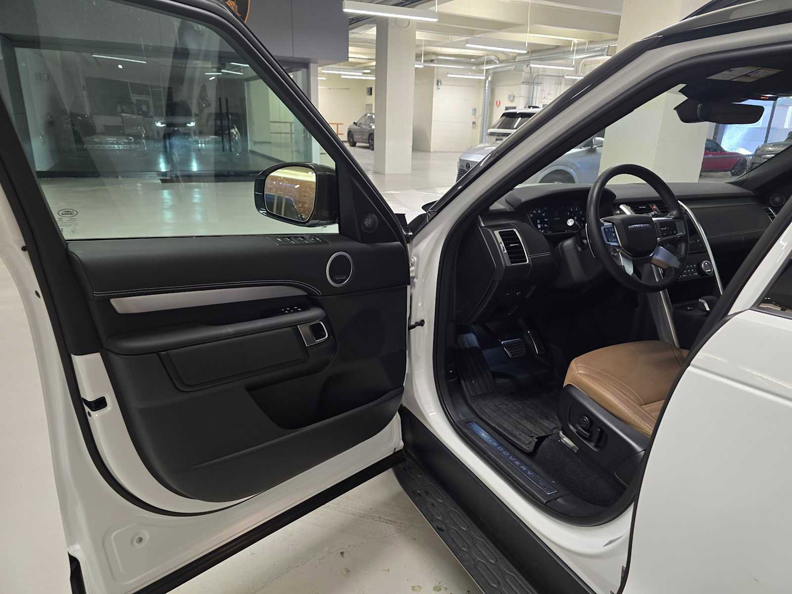 Used 2025 Land Rover Discovery Dynamic SE image 21