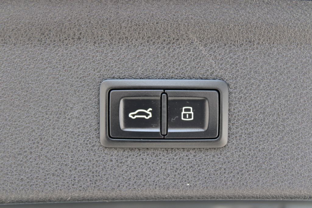 Used 2016 Audi Q3 2.0T Premium Plus w/ Technology Package image 9