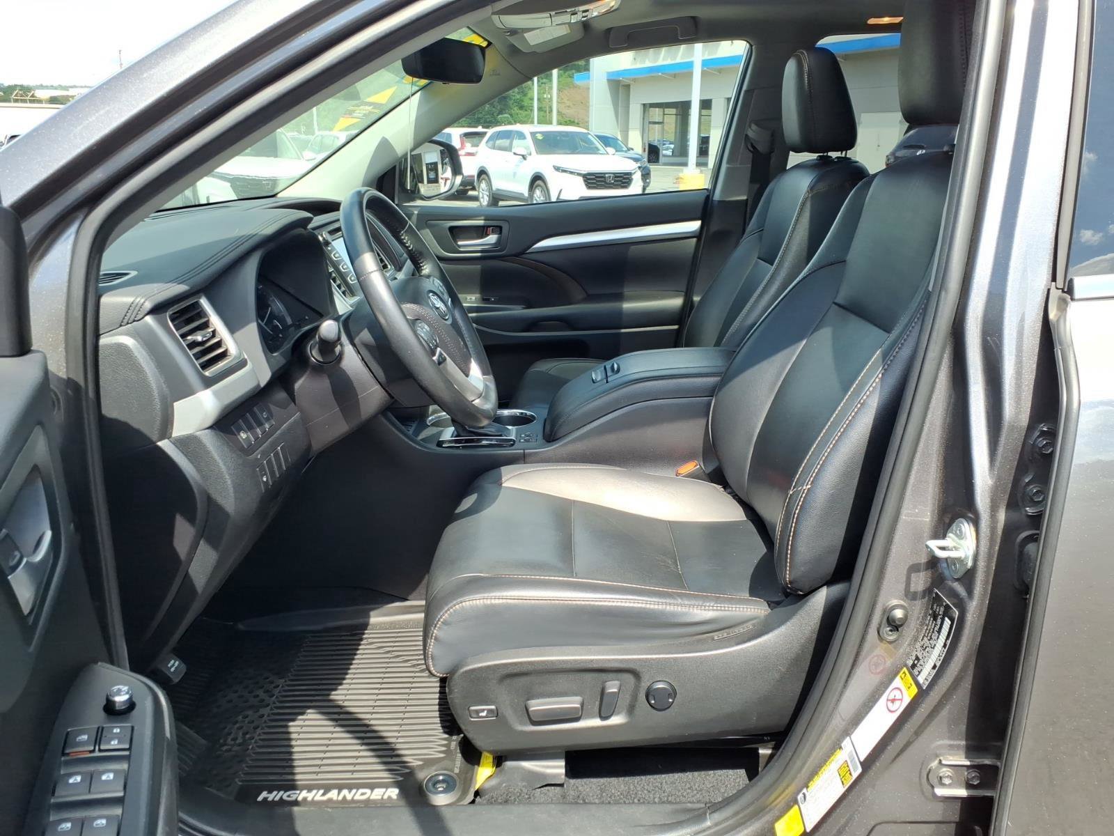 Used 2019 Toyota Highlander XLE AWD/4WD image 14