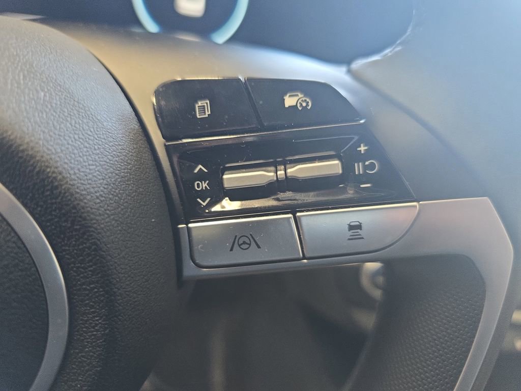 Certified 2025 Hyundai Elantra Limited image 18