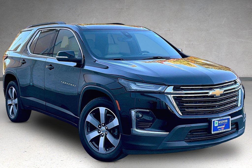 Used 2022 Chevrolet Traverse LT w/ LT Premium Package AWD/4WD image 3