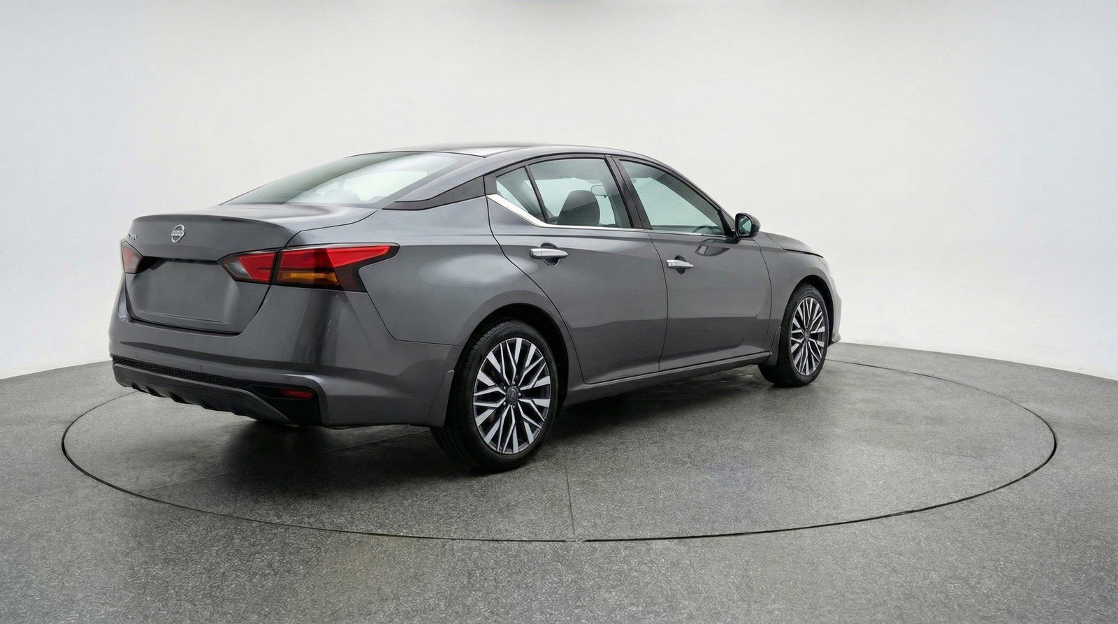 Used 2025 Nissan Altima 2.5 SV FWD image 9