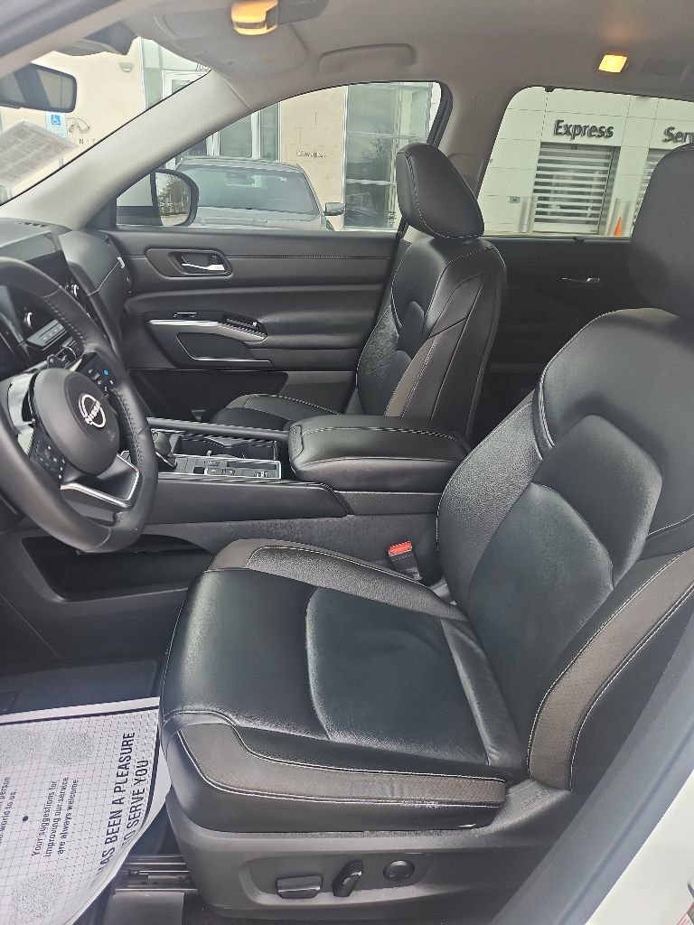 Used 2024 Nissan Pathfinder SL w/ Black Appearance Package FWD image 12