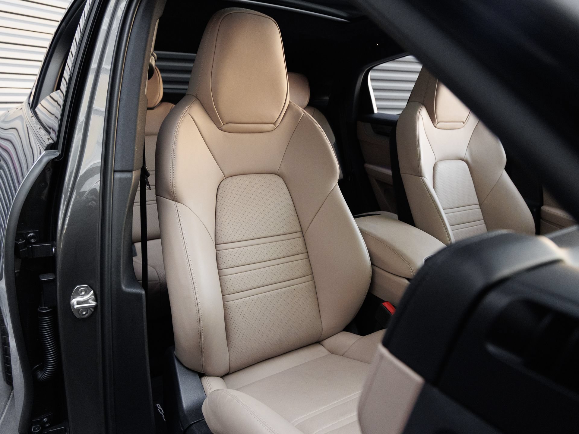 Certified 2025 Porsche Cayenne S AWD/4WD image 37