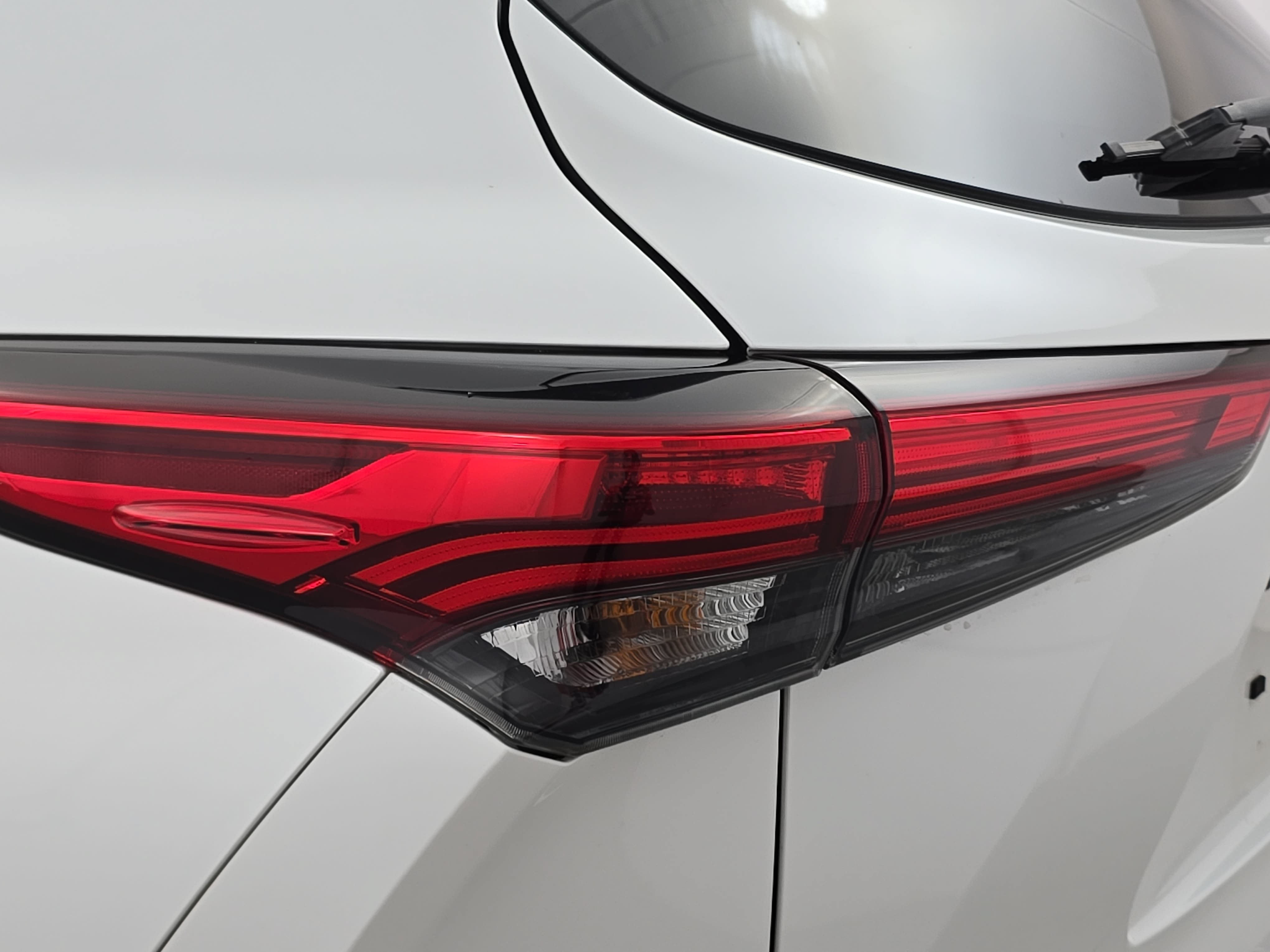 Used 2023 Toyota Highlander Limited FWD image 35
