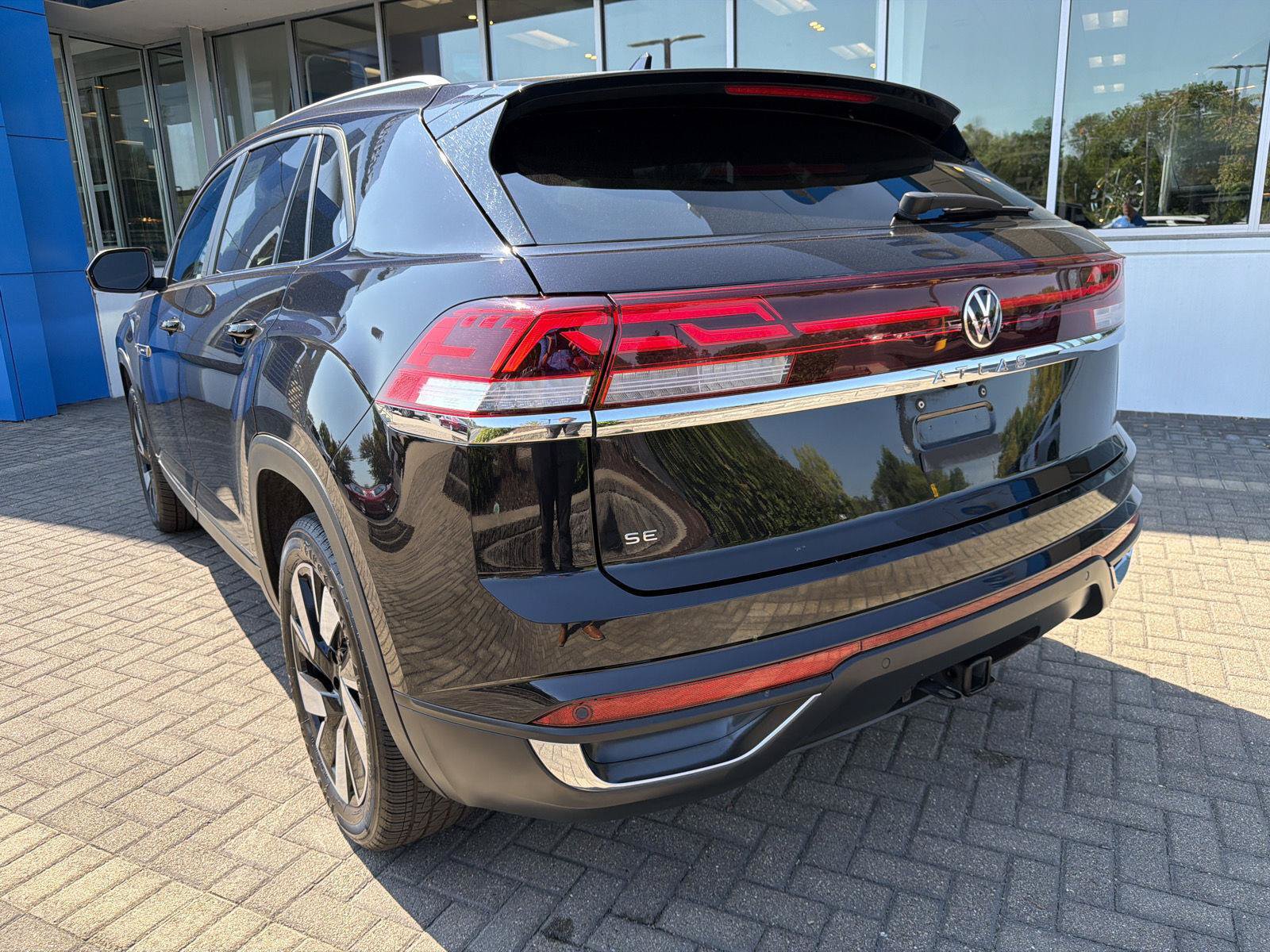 Used 2024 Volkswagen Atlas Cross Sport SE FWD image 3