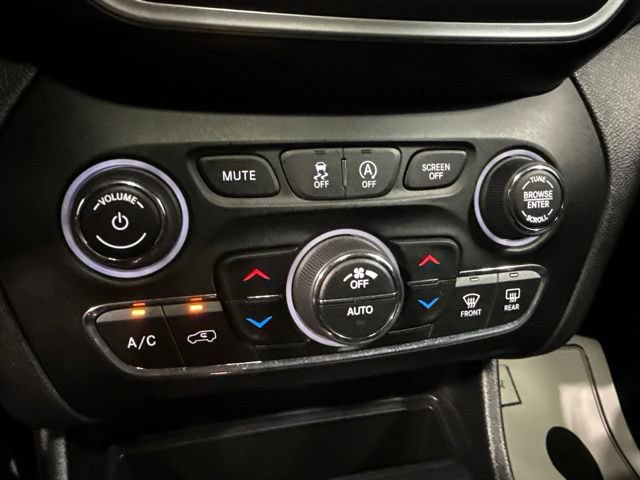 Used 2019 Jeep Cherokee Trailhawk AWD/4WD image 16
