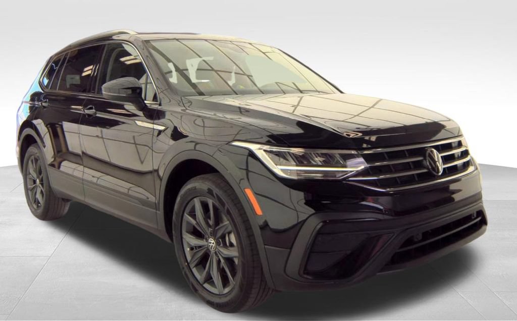Used 2023 Volkswagen Tiguan SE FWD image 2