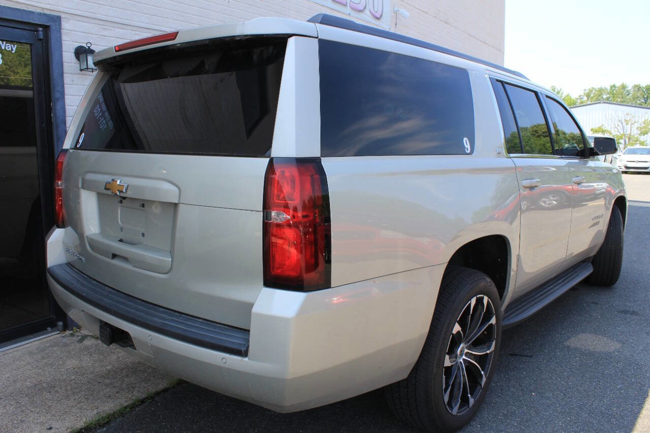 Used 2017 Chevrolet Suburban LT image 9