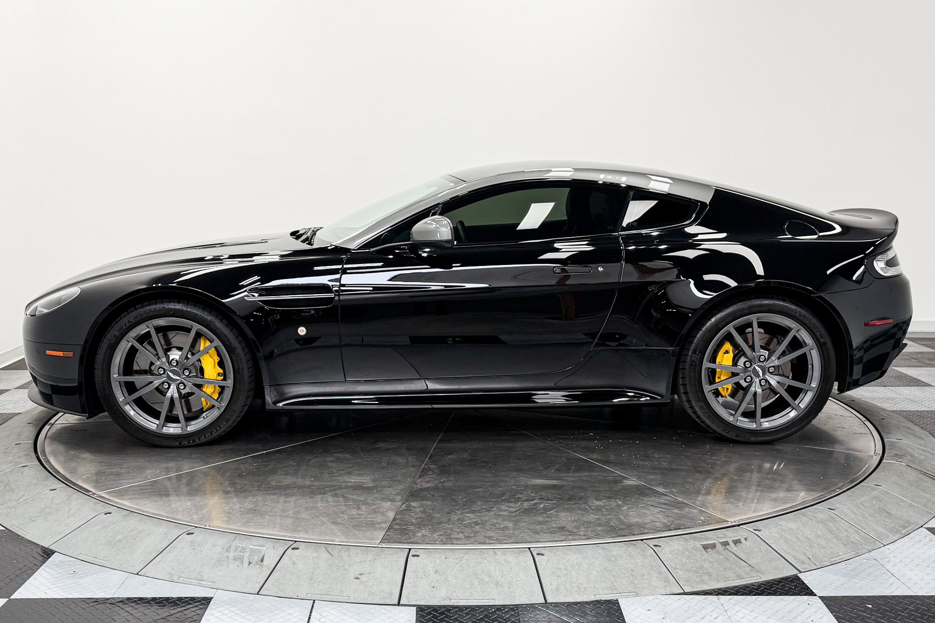 Used 2015 Aston Martin V8 Vantage GT RWD image 6