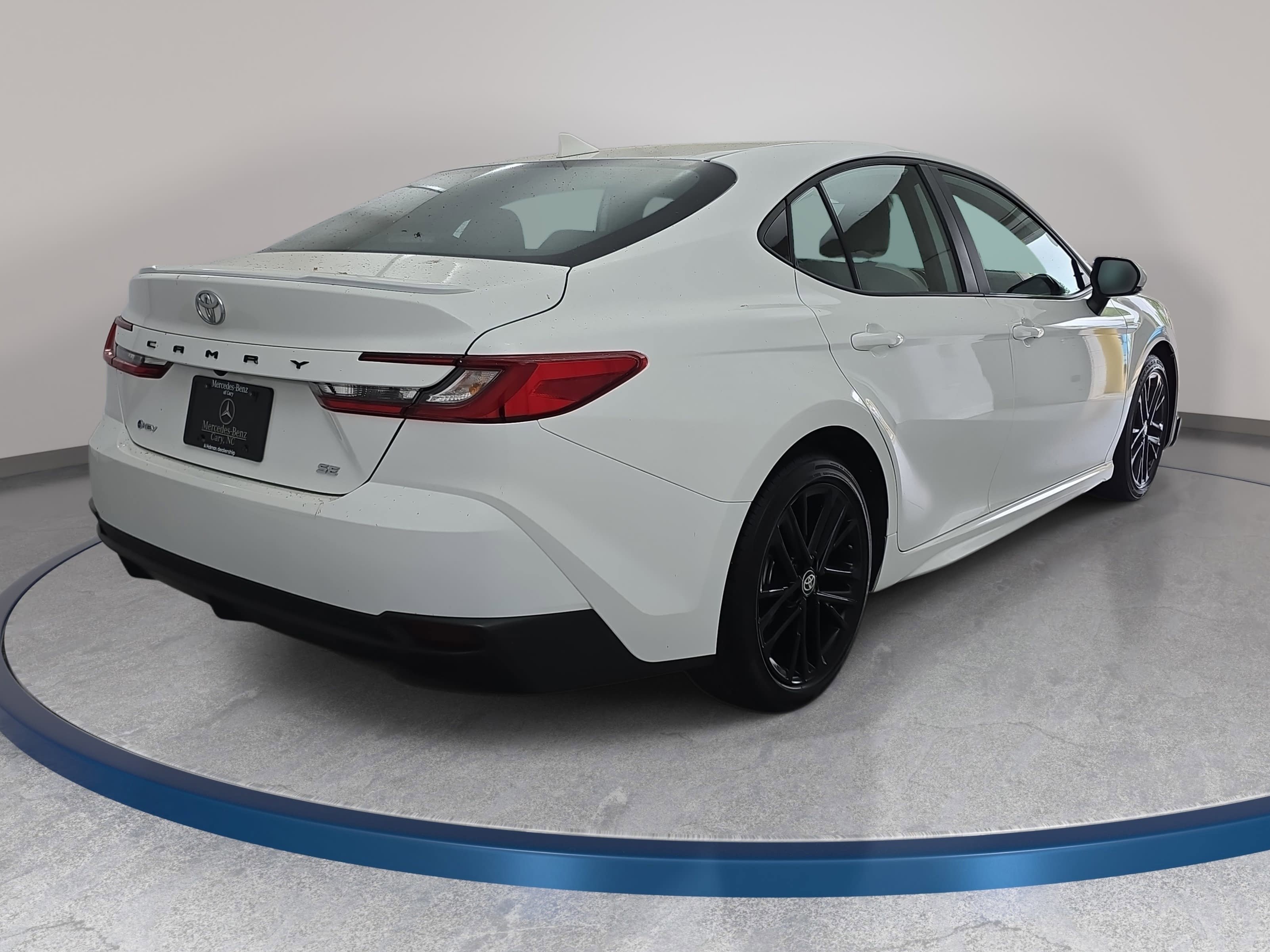 Used 2025 Toyota Camry SE w/ Convenience Package FWD image 5