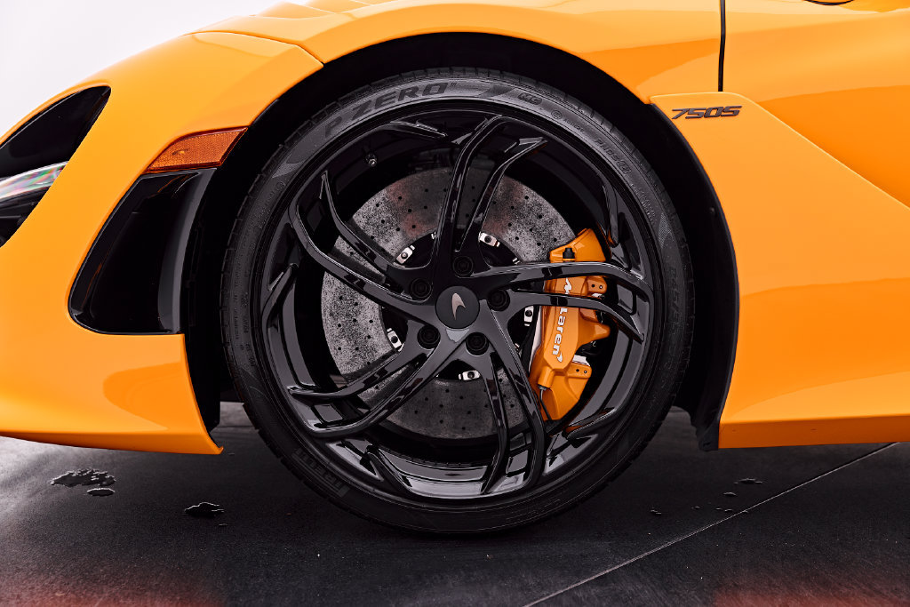 Used 2025 McLaren 750S Spider RWD image 3
