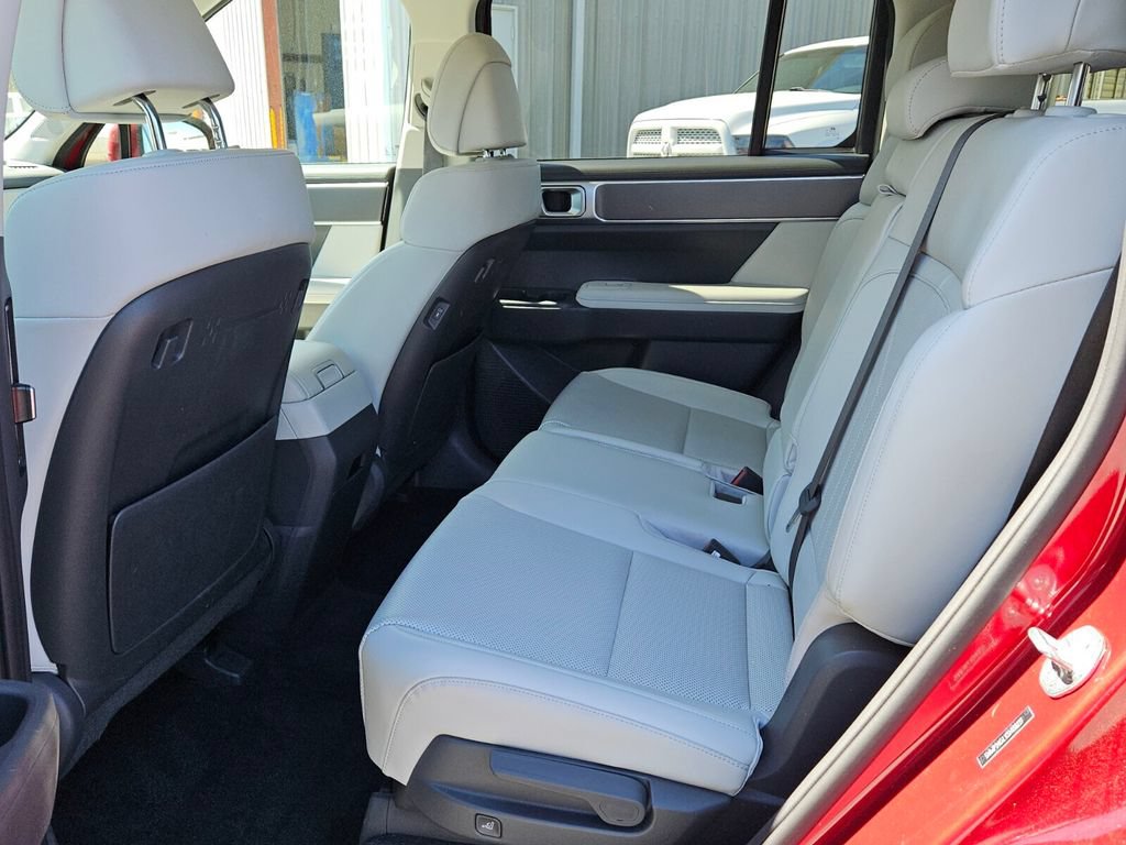 Used 2025 Hyundai Santa Fe SEL FWD image 11