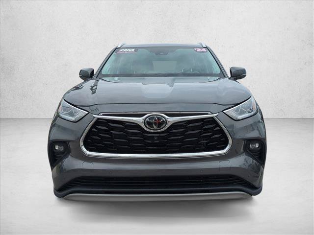 Used 2024 Toyota Highlander Platinum FWD image 2