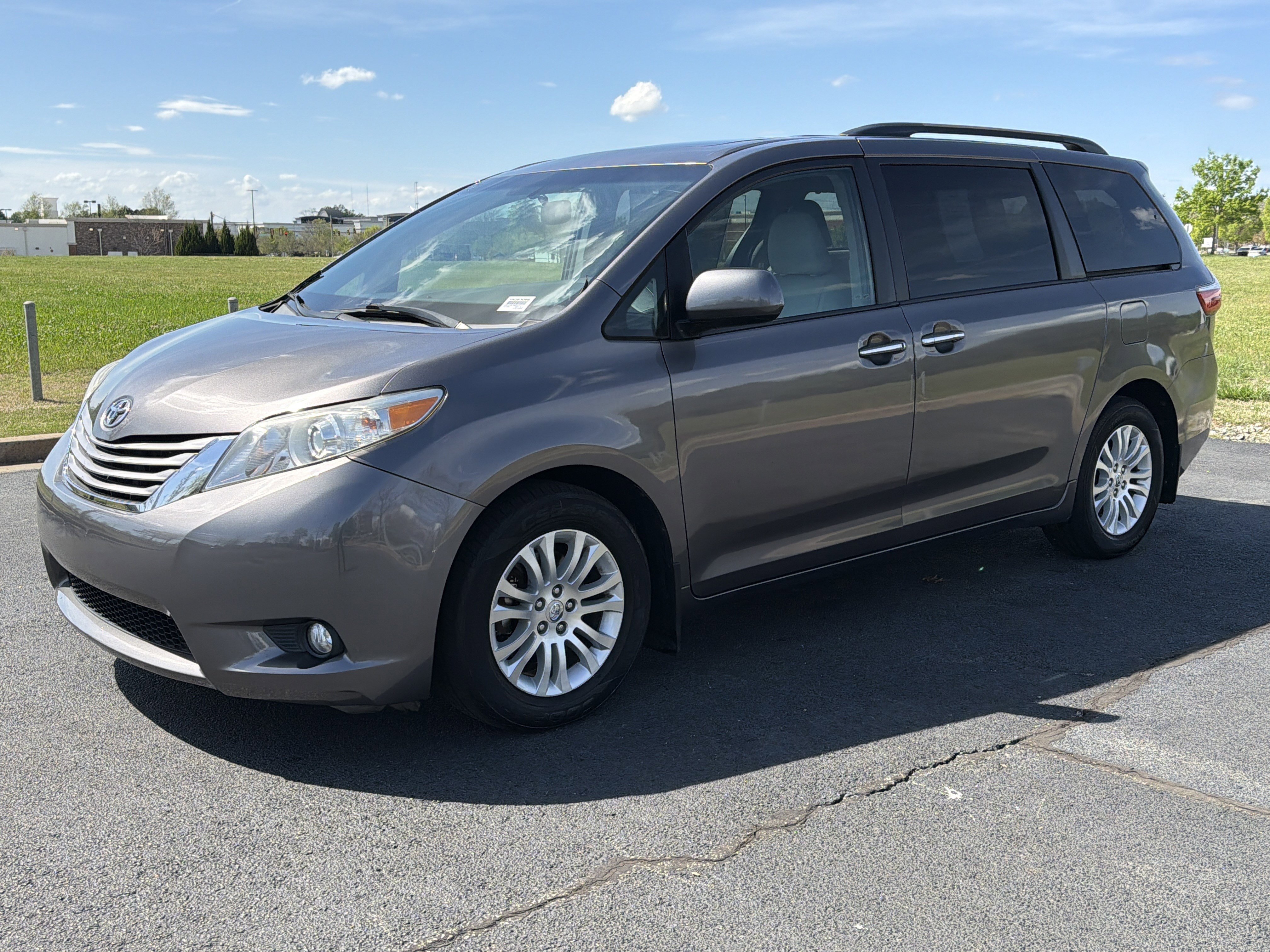 Used 2017 Toyota Sienna XLE image 5