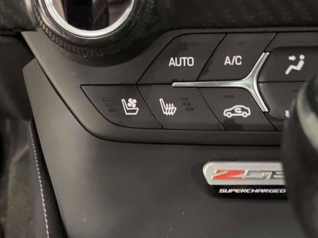 Used 2015 Chevrolet Corvette Z06 w/ 3LZ Preferred Equipment Group RWD image 28