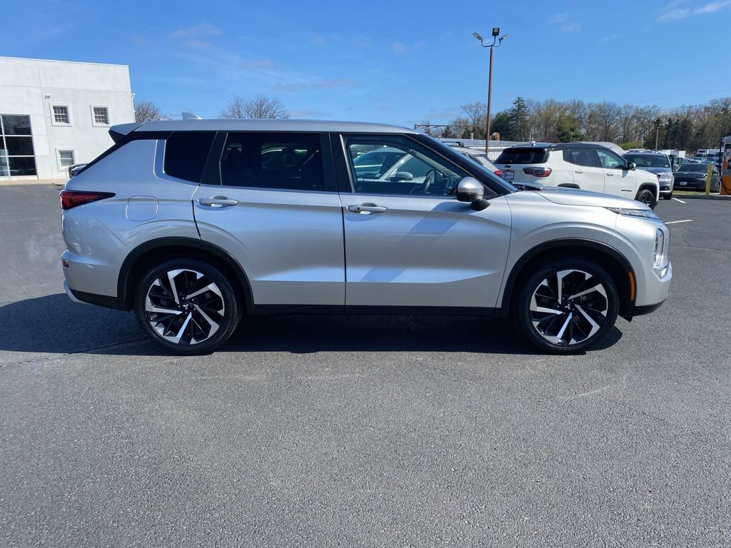 Used 2022 Mitsubishi Outlander SE image 2