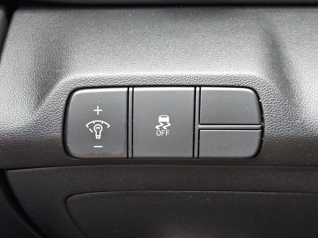 Certified 2025 Hyundai Elantra Sport image 27