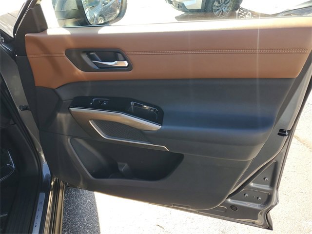 Used 2023 Nissan Pathfinder Platinum image 39