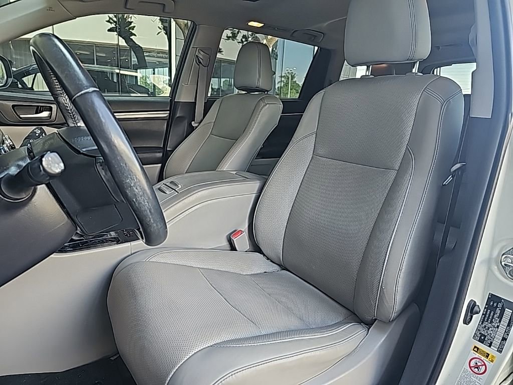 Used 2019 Toyota Highlander Limited FWD image 10