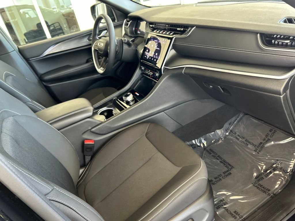Used 2025 Jeep Grand Cherokee Laredo AWD/4WD image 24