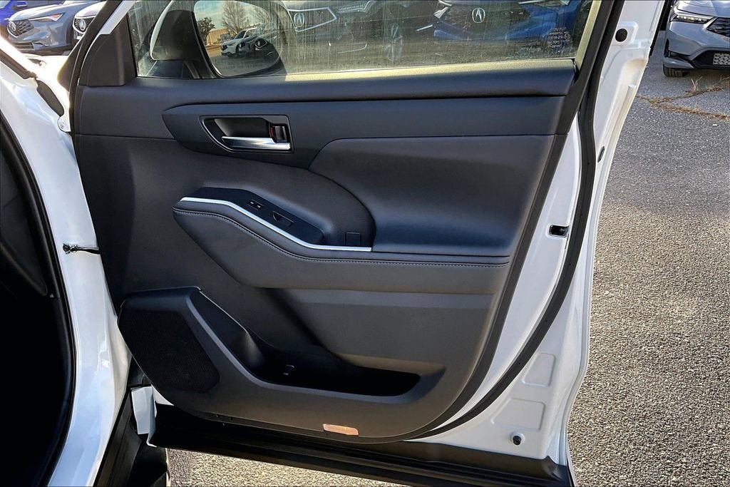 Used 2024 Toyota Highlander LE image 25