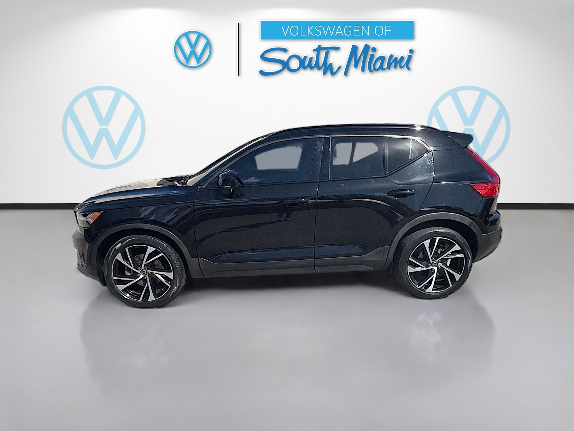 Used 2022 Volvo XC40 T5 R-Design w/ Advanced Package image 4