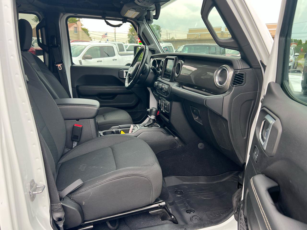 Used 2019 Jeep Wrangler Unlimited Sahara AWD/4WD image 16