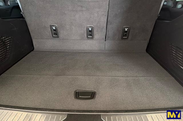 Certified 2024 GMC Yukon XL AT4 w/ AT4 Premium Plus Package AWD/4WD image 17