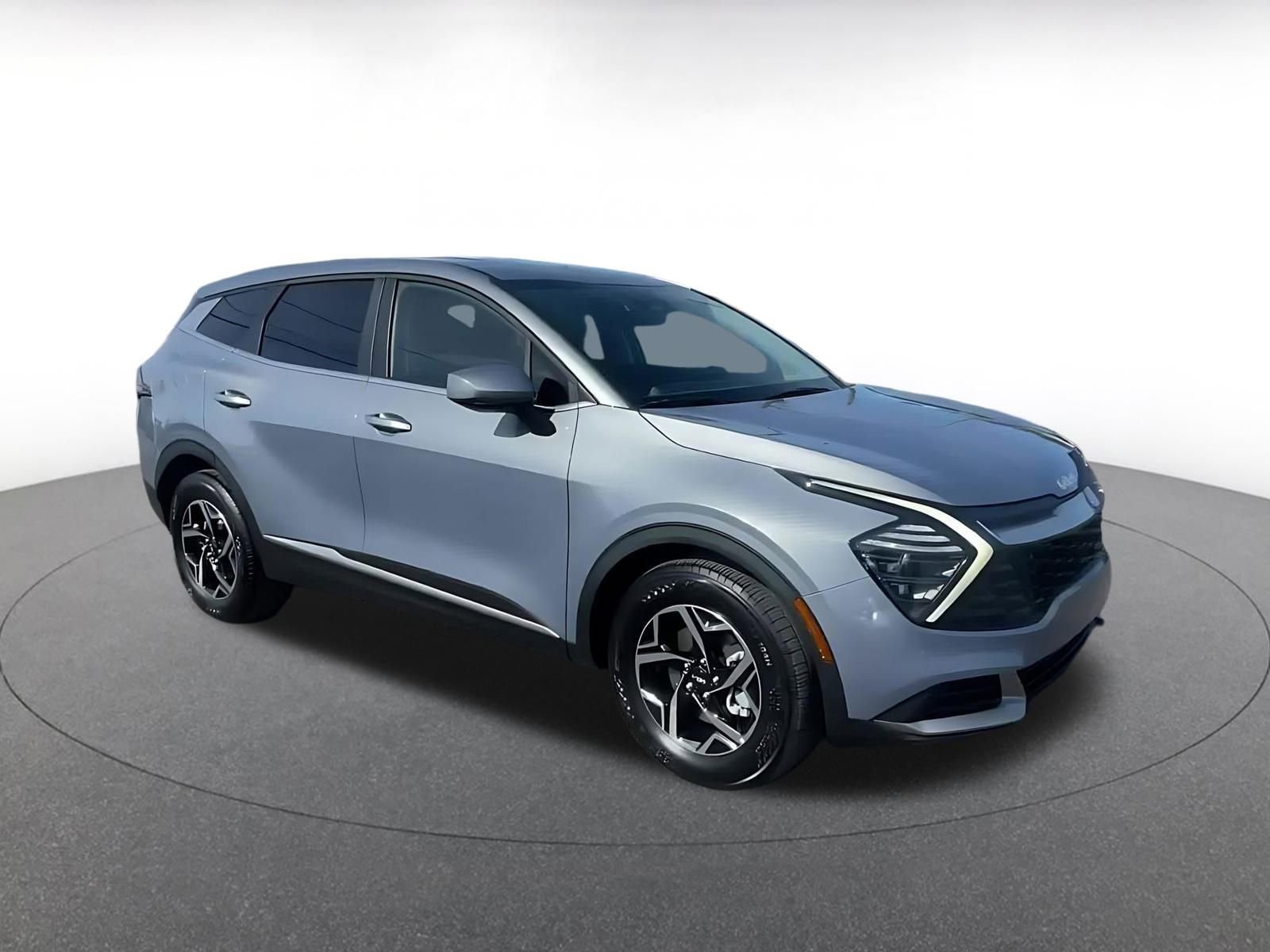 Used 2025 Kia Sportage LX image 2