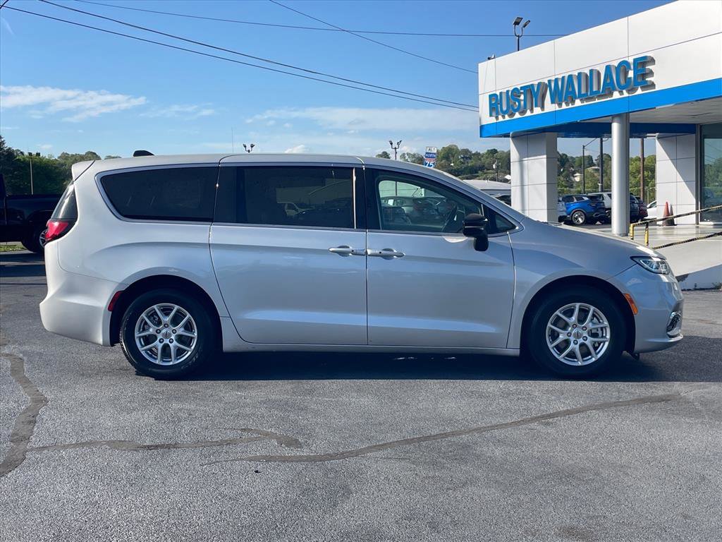 Used 2024 Chrysler Pacifica Touring-L FWD image 8