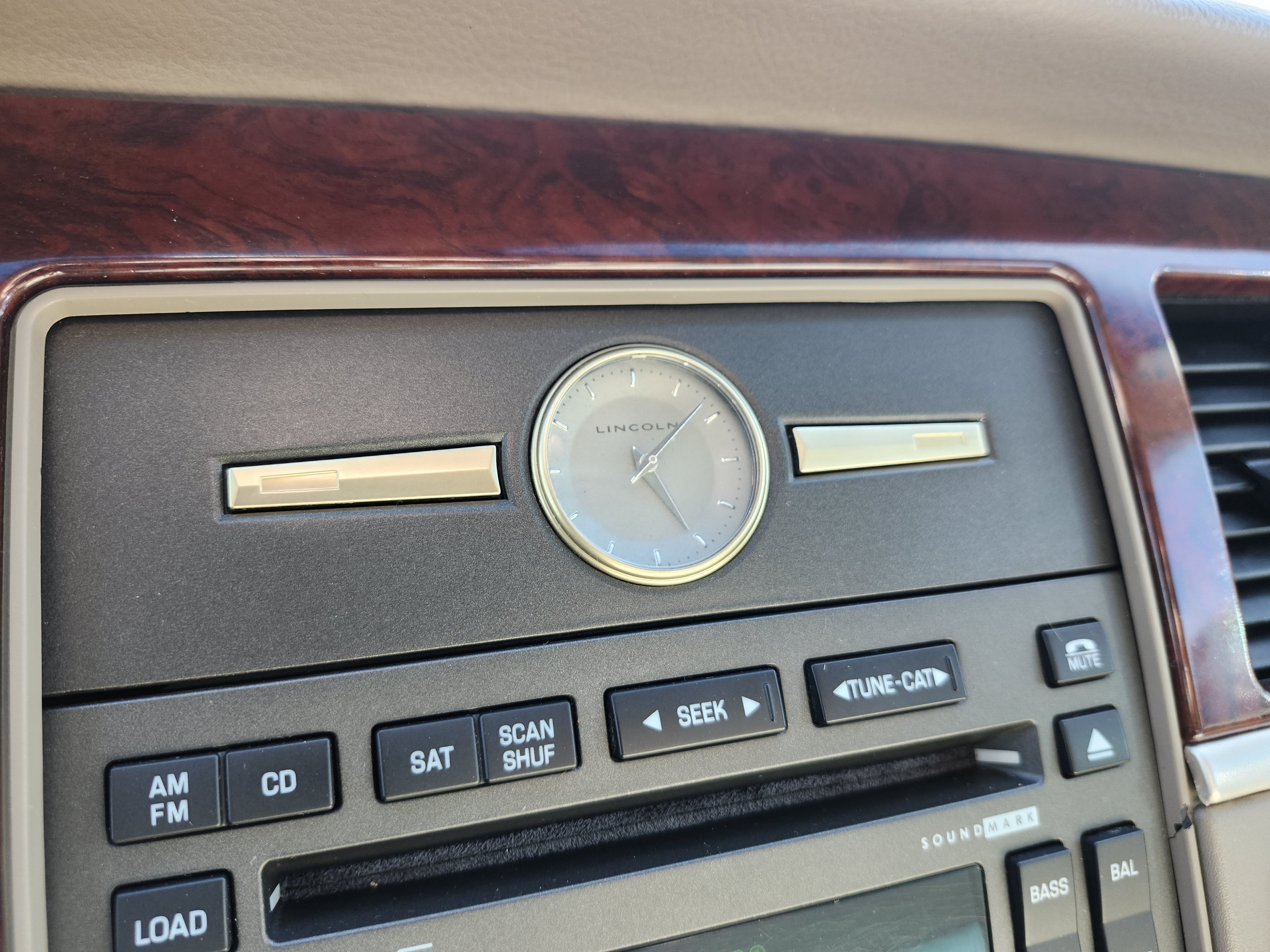 Used 2005 Lincoln Town Car Signature Limited RWD image 30