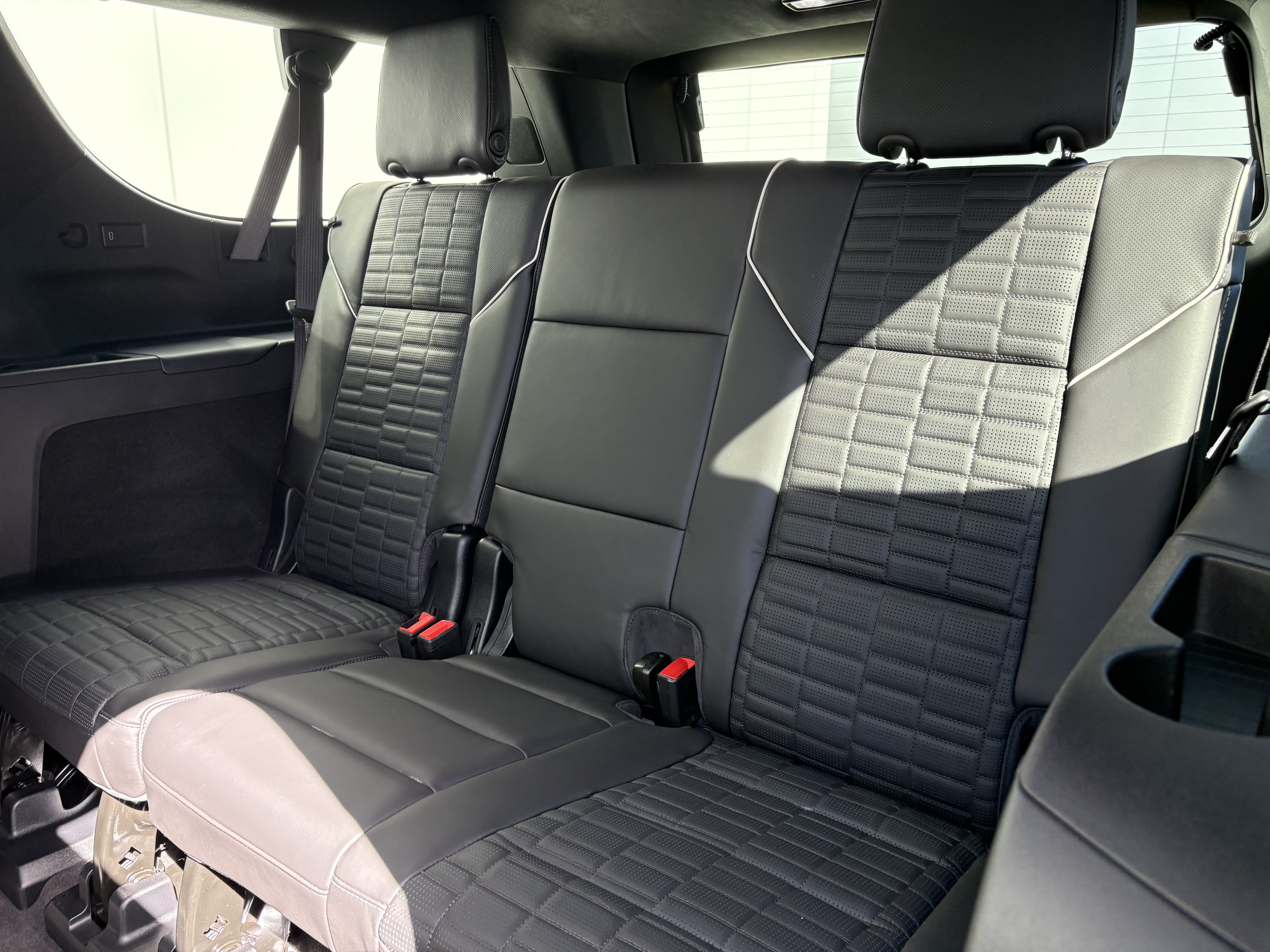 Used 2025 Cadillac Escalade ESV V w/ LPO, ONYX Package AWD/4WD image 14