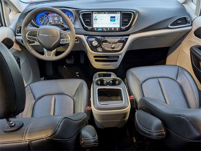 Used 2024 Chrysler Pacifica Touring-L image 27
