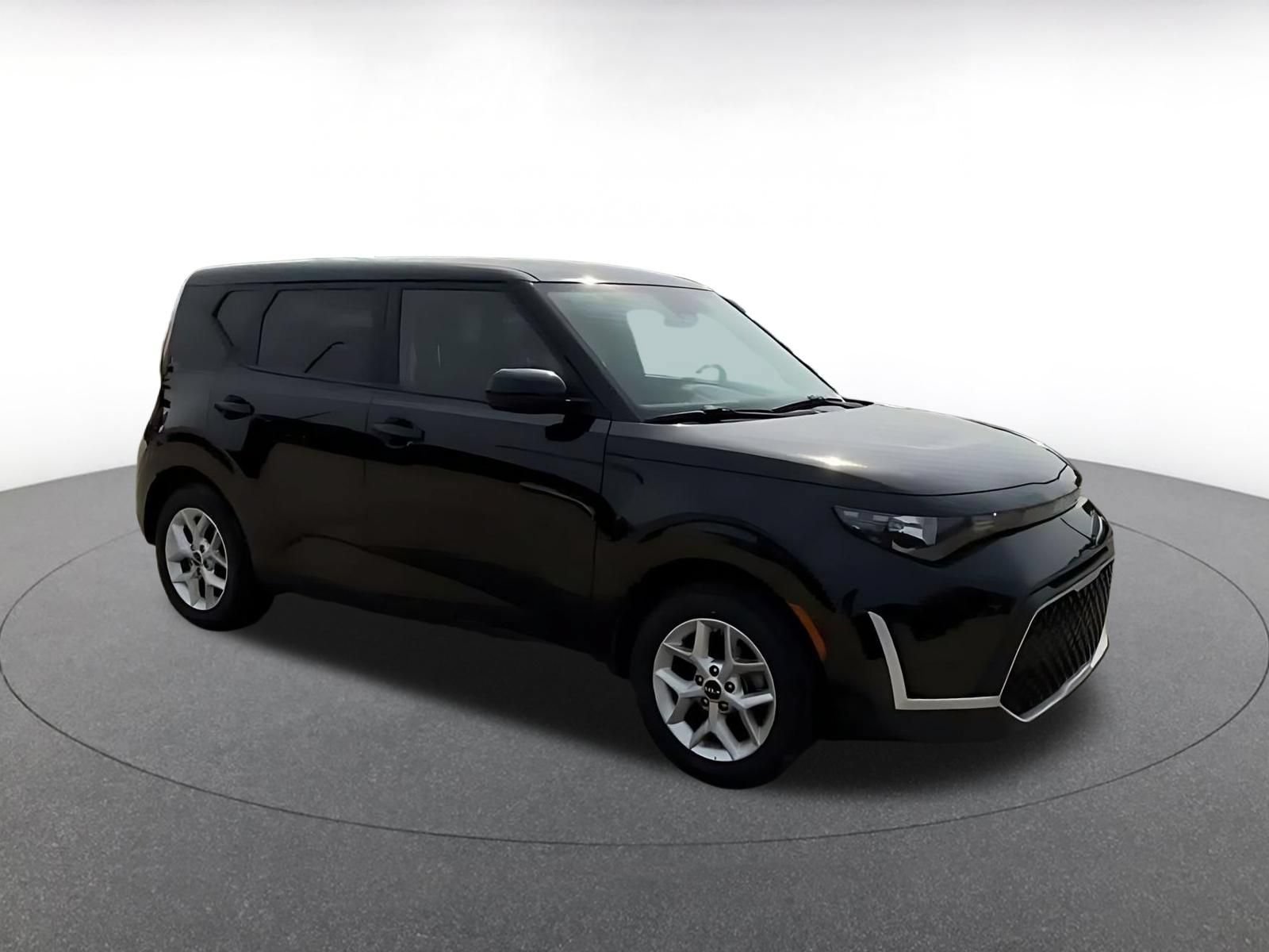 Used 2025 Kia Soul LX w/ LX Technology Package FWD image 2