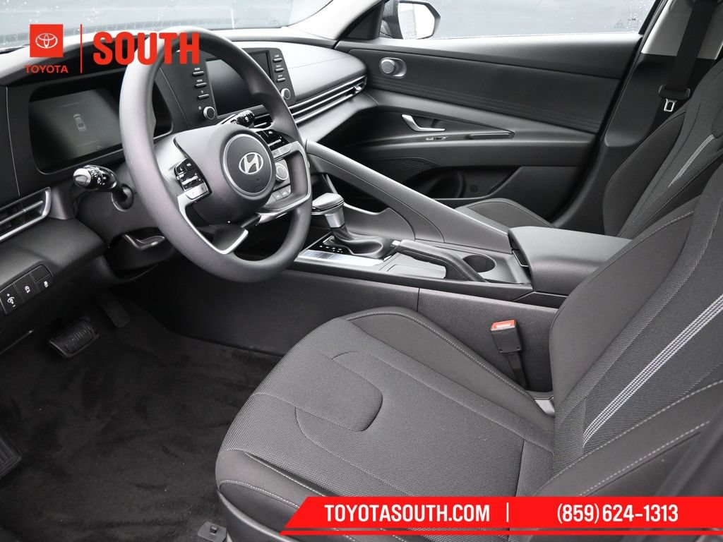 Used 2025 Hyundai Elantra SE FWD image 9