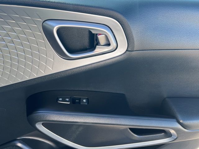 Used 2025 Kia Soul LX w/ LX Technology Package FWD image 31