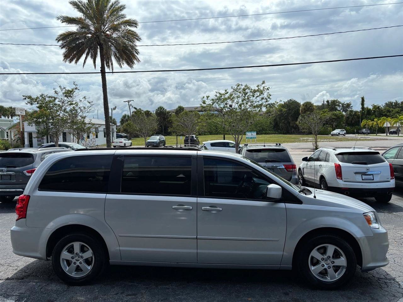 Used 2012 Dodge Grand Caravan SXT w/ UConnect Hands-Free Group FWD image 6