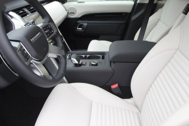 New 2025 Land Rover Discovery S image 17