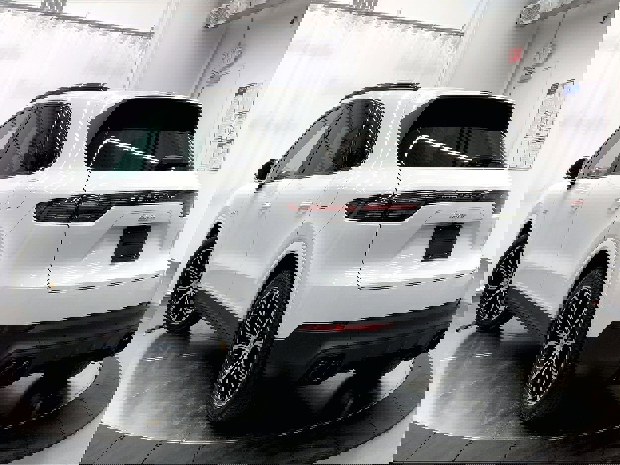 Used 2022 Porsche Cayenne E-Hybrid image 3