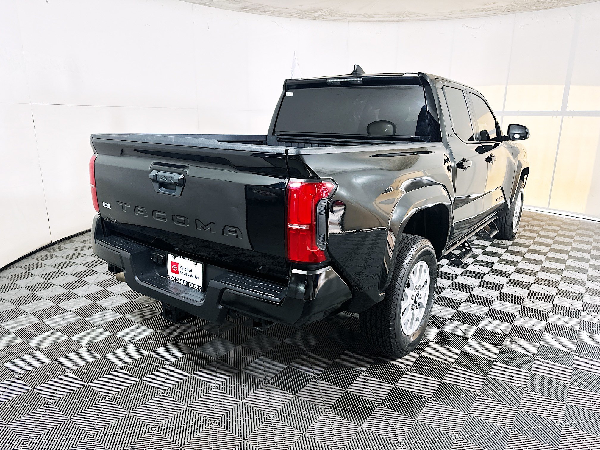 Certified 2024 Toyota Tacoma SR5 AWD/4WD image 3