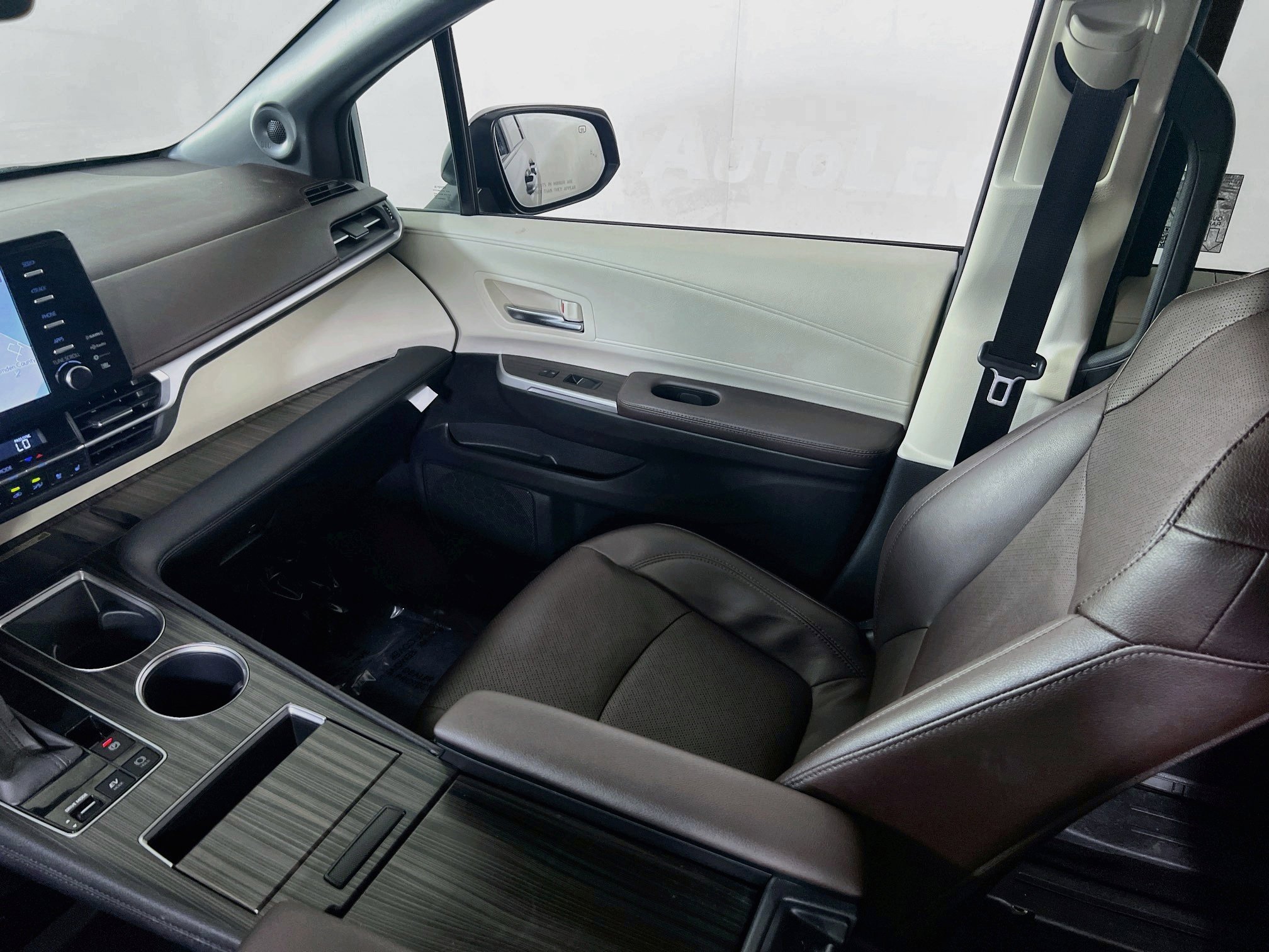 Used 2023 Toyota Sienna Platinum AWD/4WD image 24