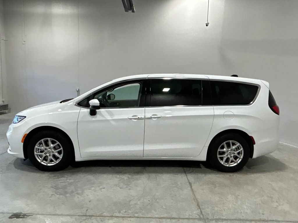 Used 2023 Chrysler Pacifica Touring-L FWD image 9