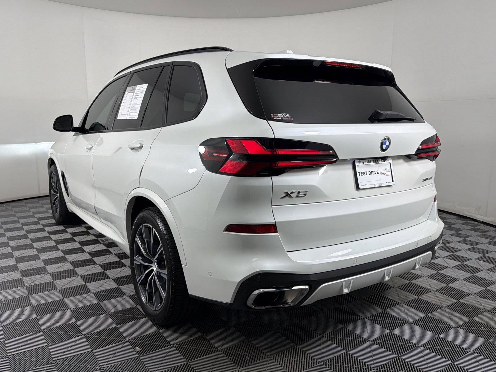 Used 2024 BMW X5 xDrive40i w/ M Sport Package AWD/4WD image 4