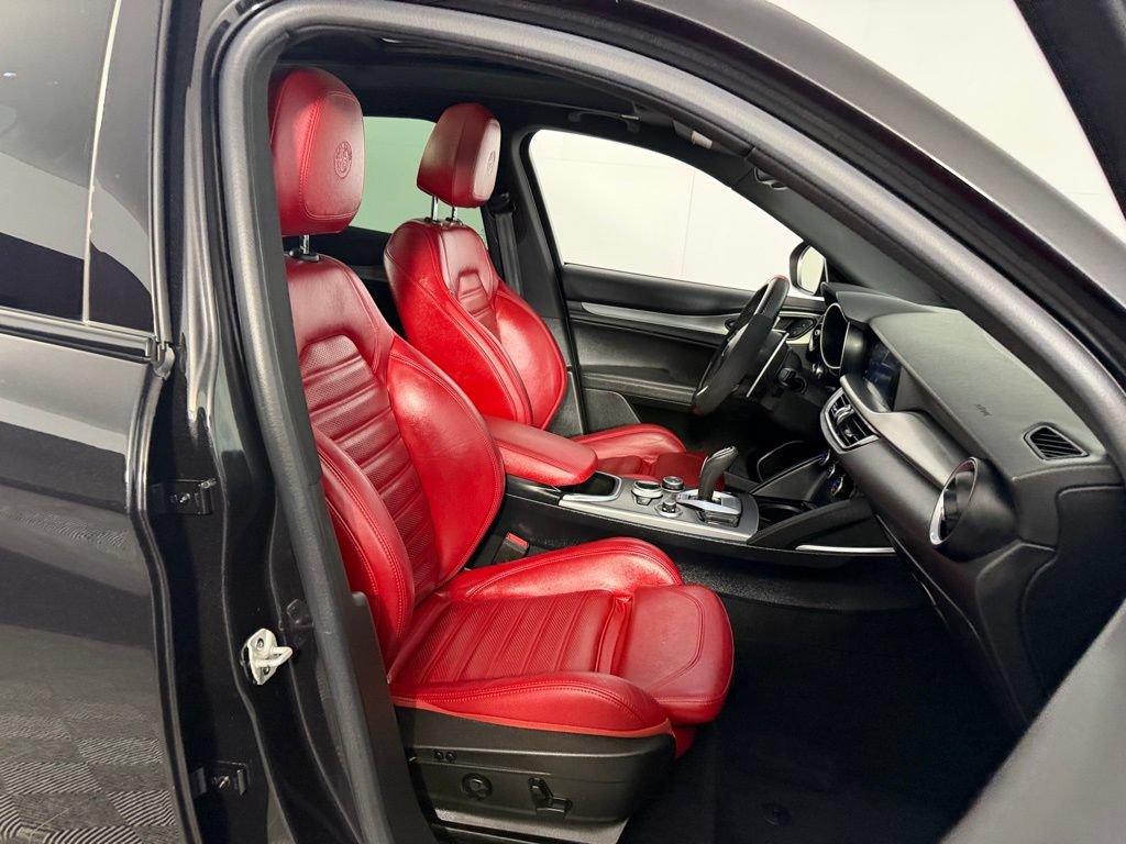 Used 2023 Alfa Romeo Stelvio Veloce AWD/4WD image 32