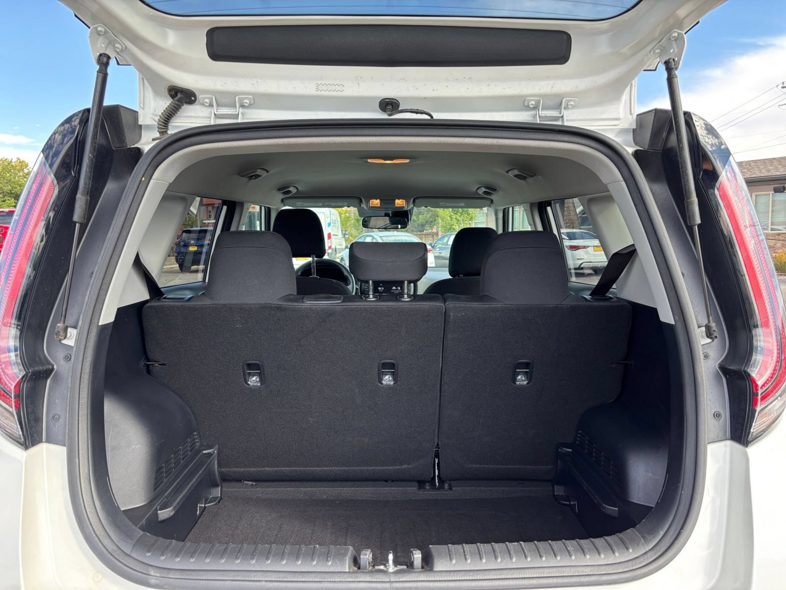 Used 2025 Kia Soul LX w/ LX Technology Package FWD image 28